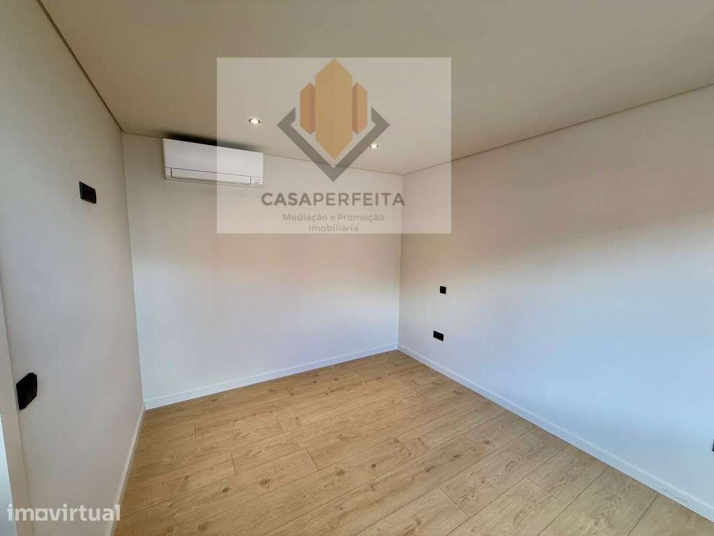 Apartamento T2 com Varanda e Lugar de Garagem - Centro de Gondomar - Grande imagem: 3/24