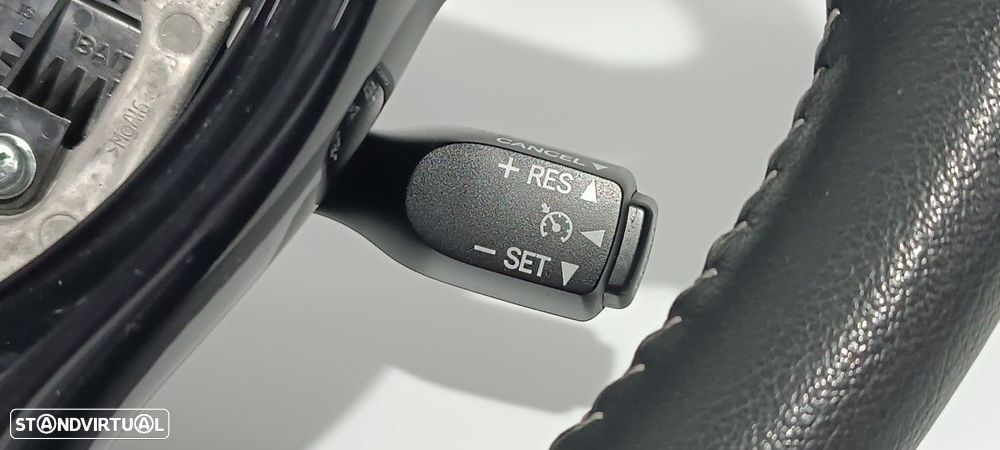 VOLANTE TOYOTA YARIS HYBRID ACTIVE - 9