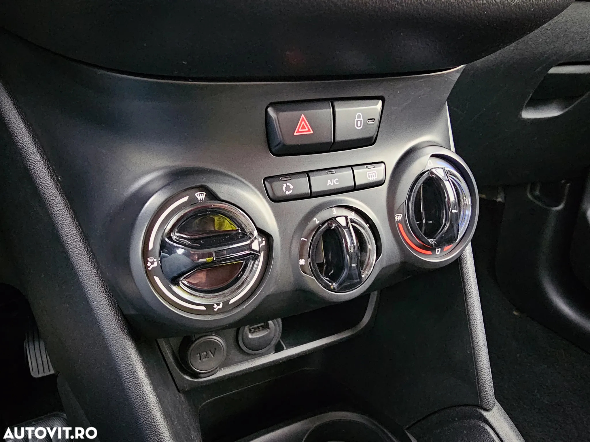Peugeot 208 1.2 L PureTech Style - 12