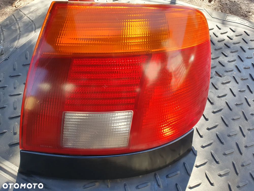 AUDI A4 B5 LAMPA PRAWY TYŁ PRAWA TYLNA 8D0945096 - 2