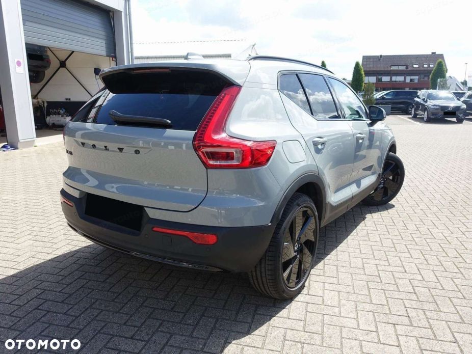 Volvo XC 40 B4 Plus Black Edition - 4