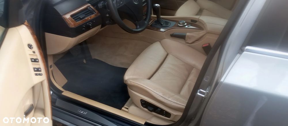 BMW Seria 5 525xi - 14