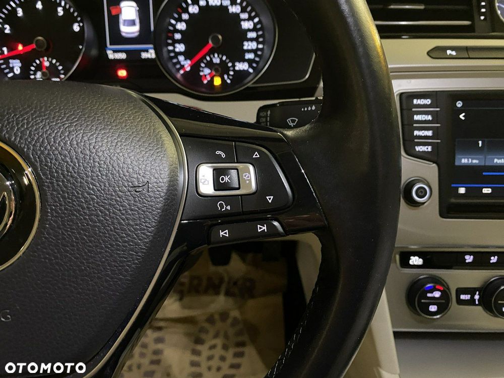 Volkswagen Passat - 20