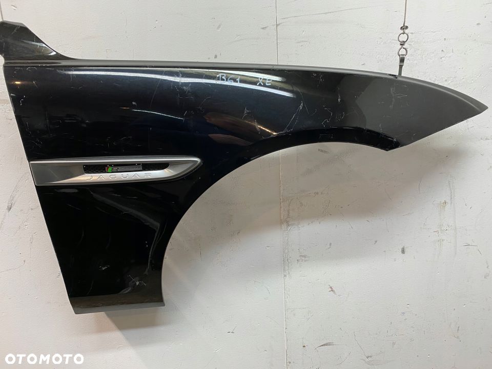 Jaguar XE x760 blotnik przedni prawy