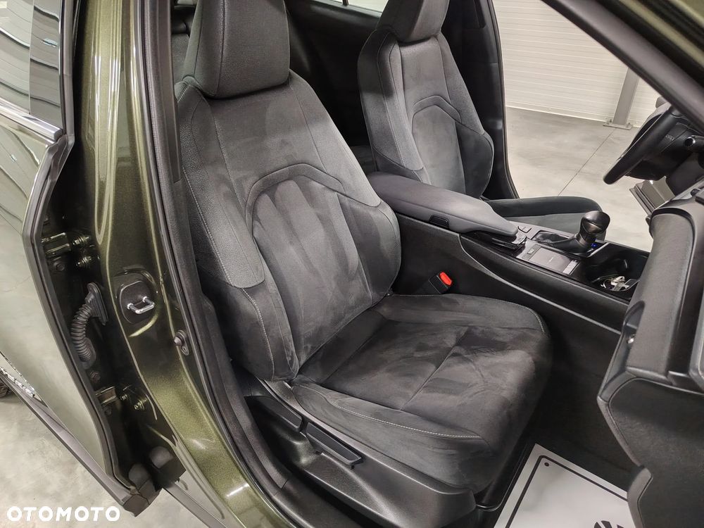Lexus UX 250h Elegance 2WD - 30