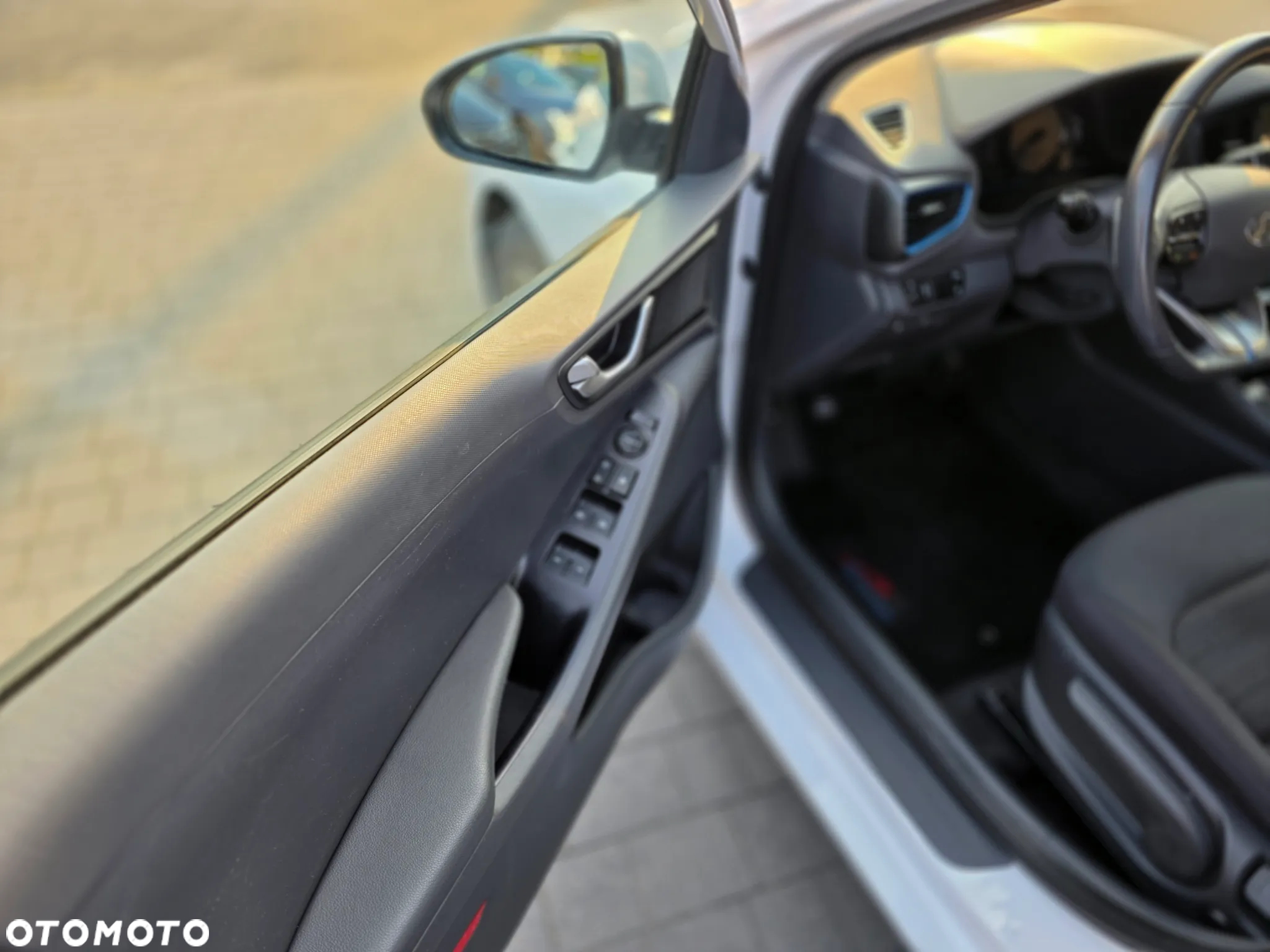 Hyundai IONIQ hybrid Business - 19