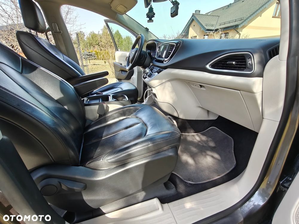 Chrysler Pacifica - 16