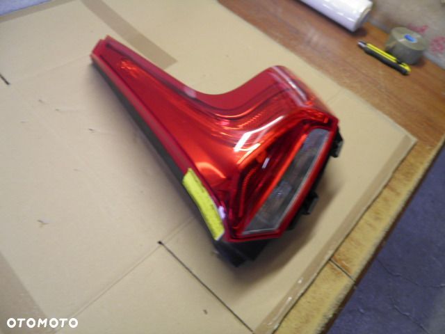 LAMPA TYLNA PRAWA VOLVO V40 XC40 - 9