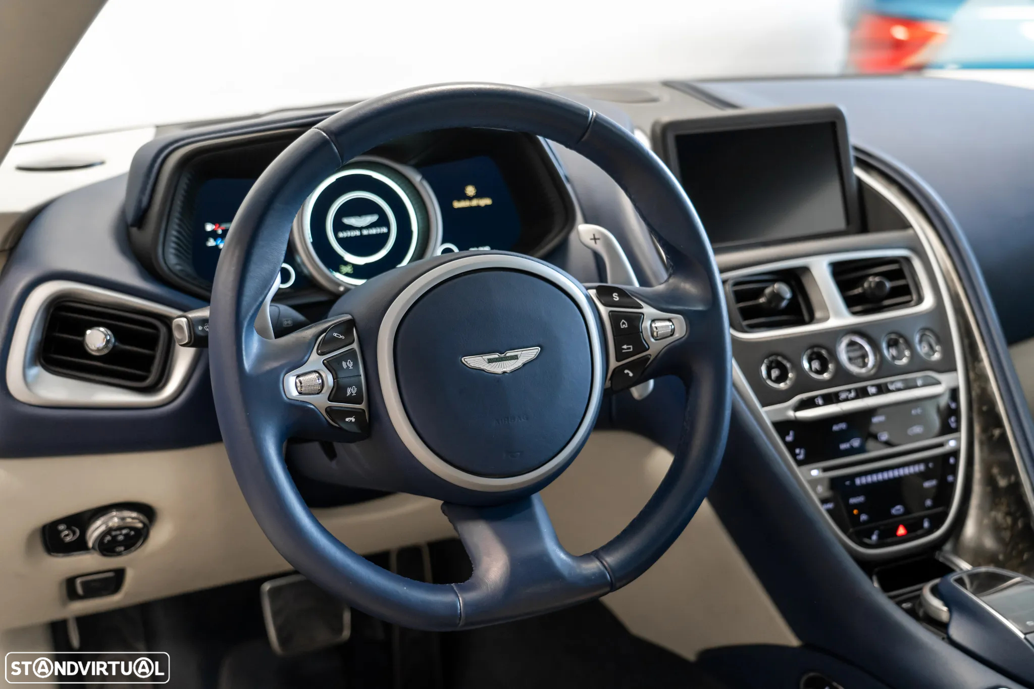 Aston Martin DB11 Coupé - 10