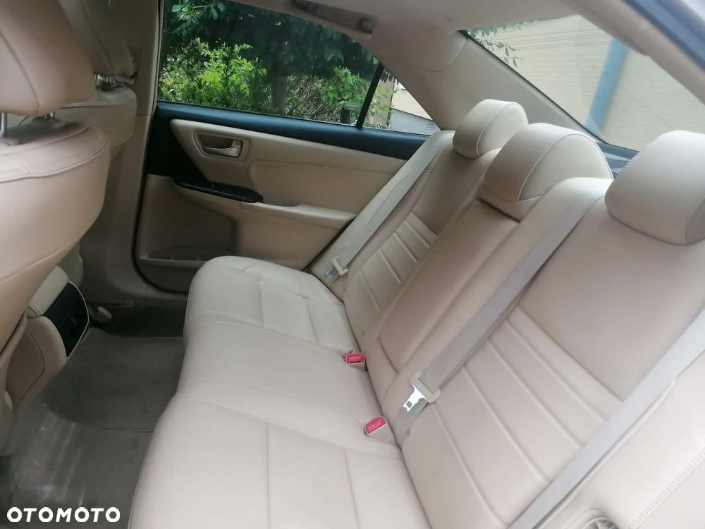 Toyota Camry 2.5 Hybrid LE - 6