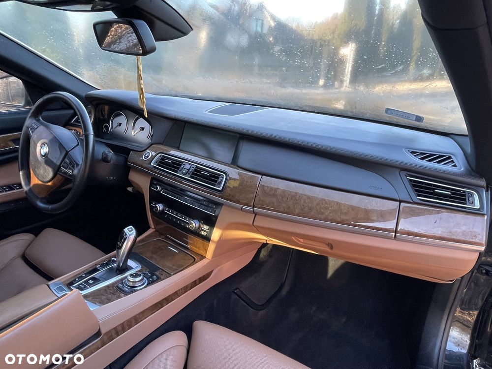 BMW Seria 7 750i L xDrive - 12