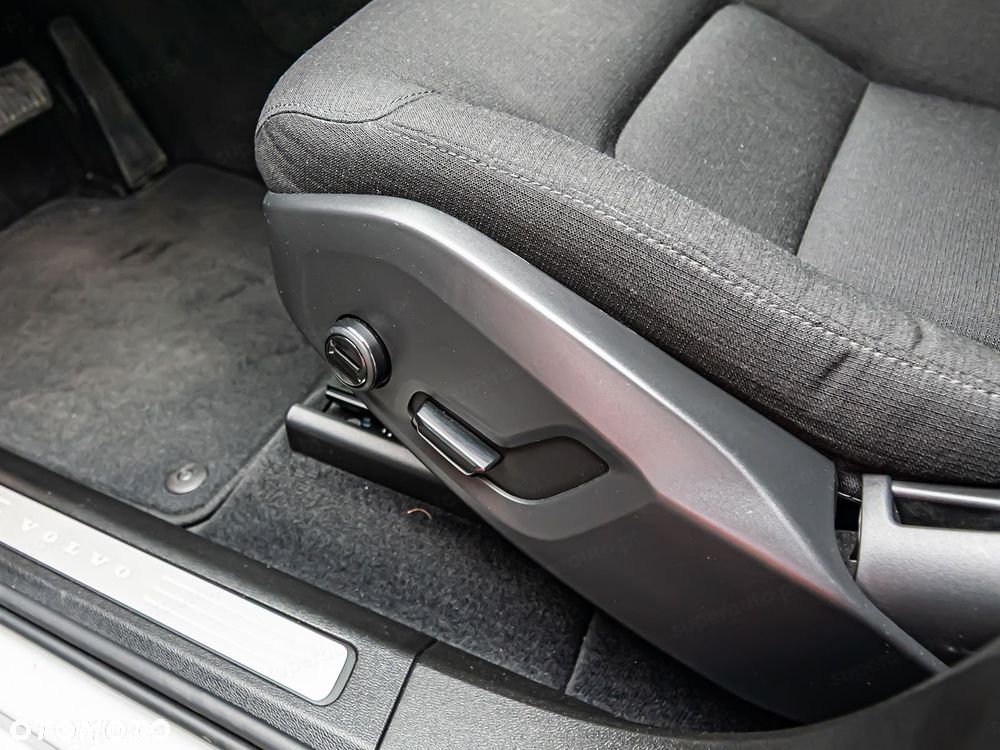 Volvo XC 60 B4 B Momentum - 10