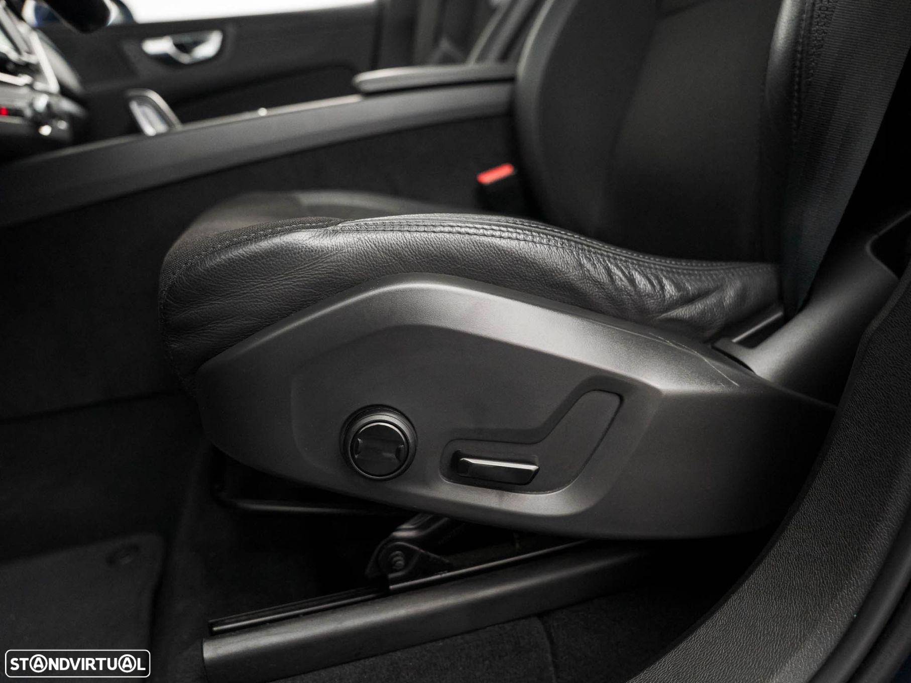 Volvo XC 60 2.0 T8 PHEV Momentum Plus AWD - 19