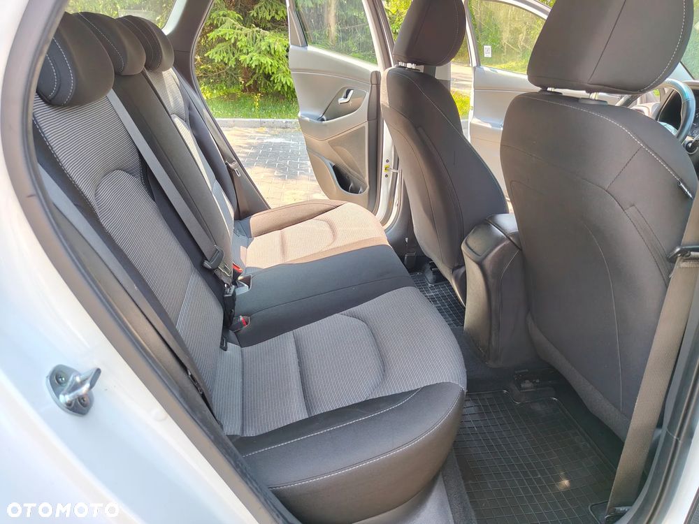 Hyundai i30 1.6 D Classic + - 19