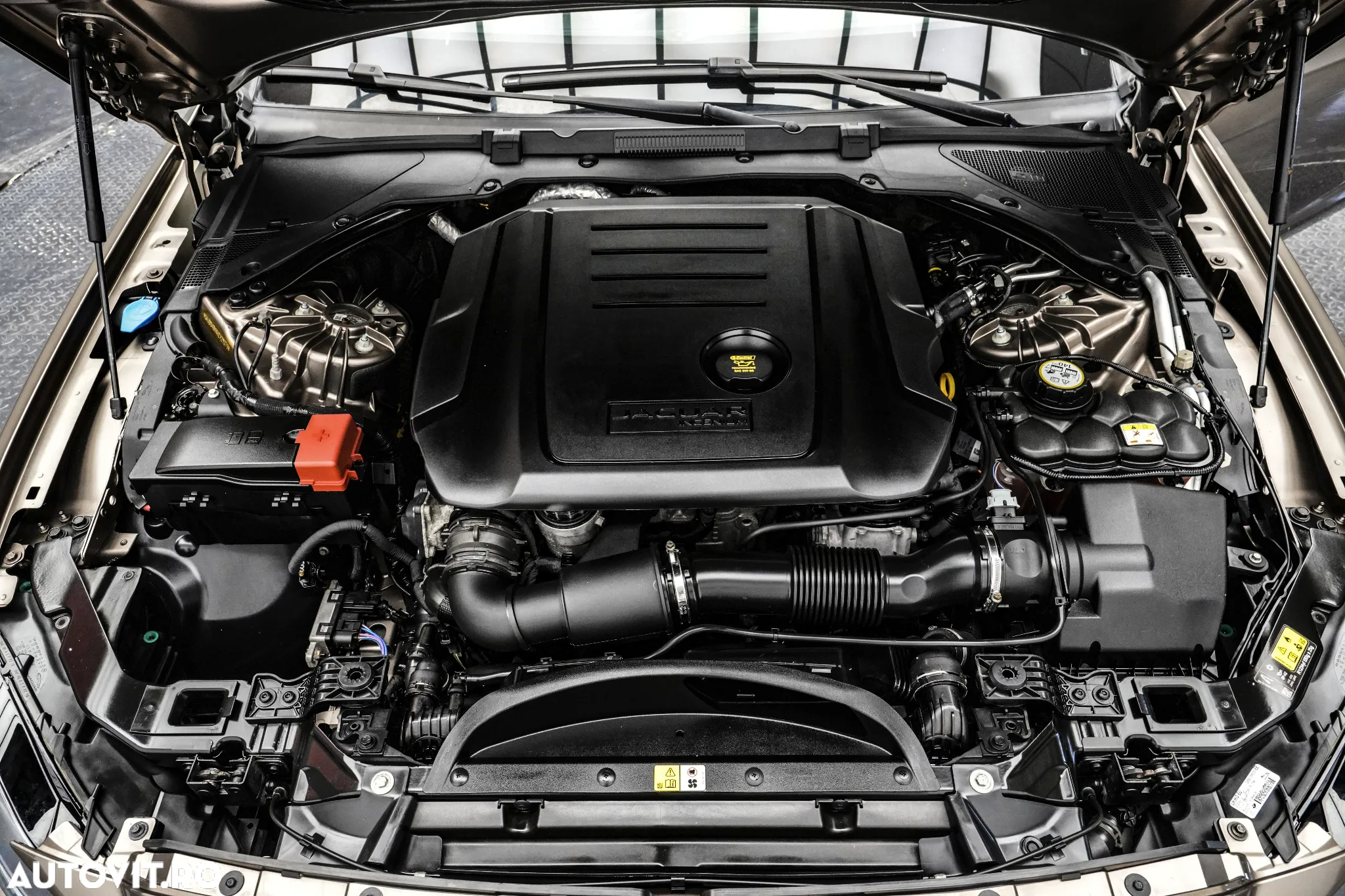 Jaguar XF 20d RWD E-Performance R-Sport - 24