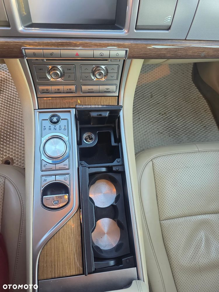 Jaguar XF 3.0 V6 D Premium Luxury - 32