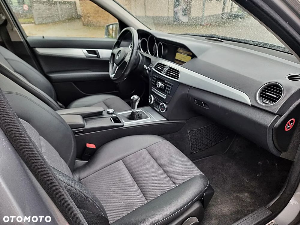 Mercedes-Benz Klasa C 180 CGI BlueEFFICIENCY Avantgarde - 6