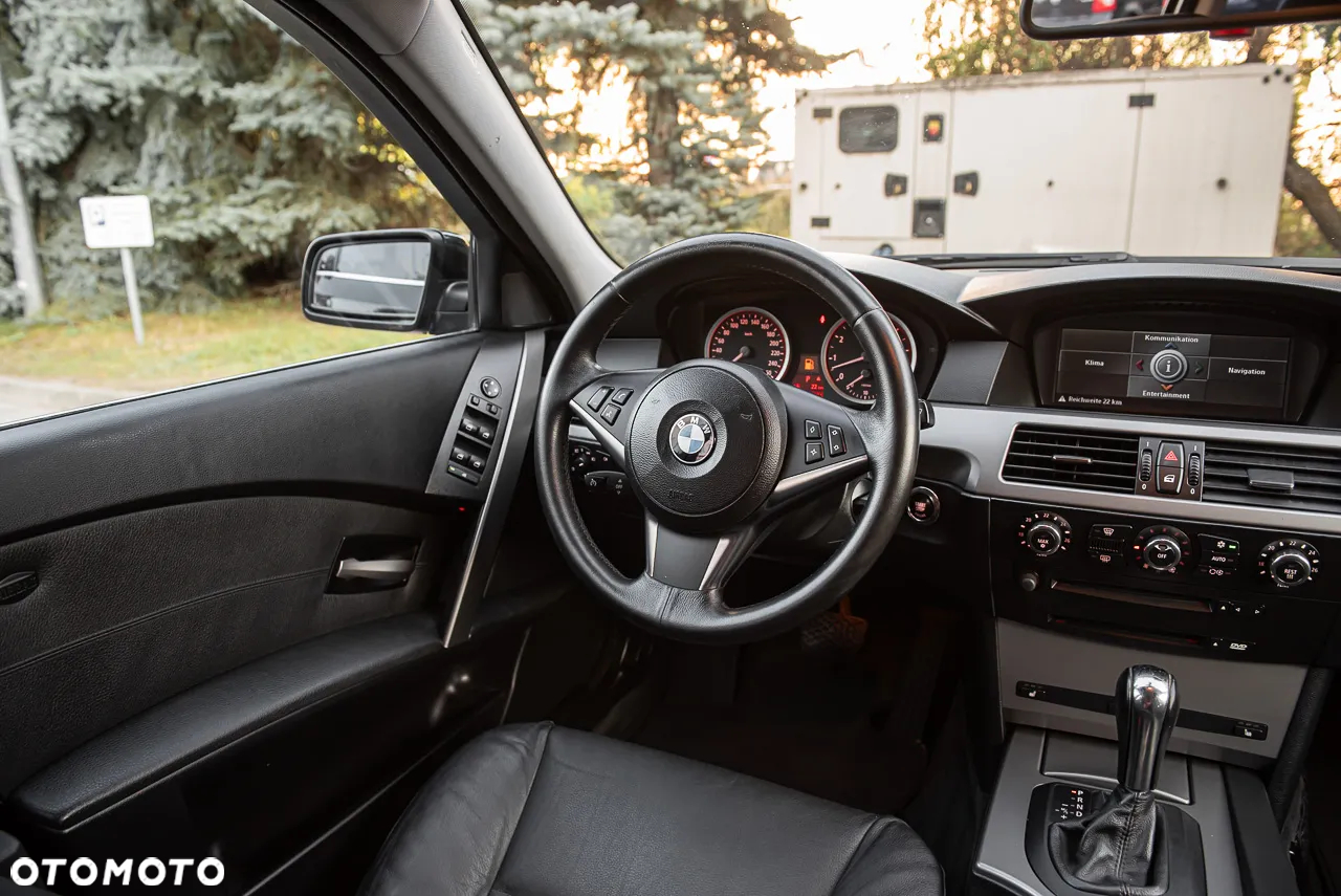 BMW Seria 5 525xi Touring - 27