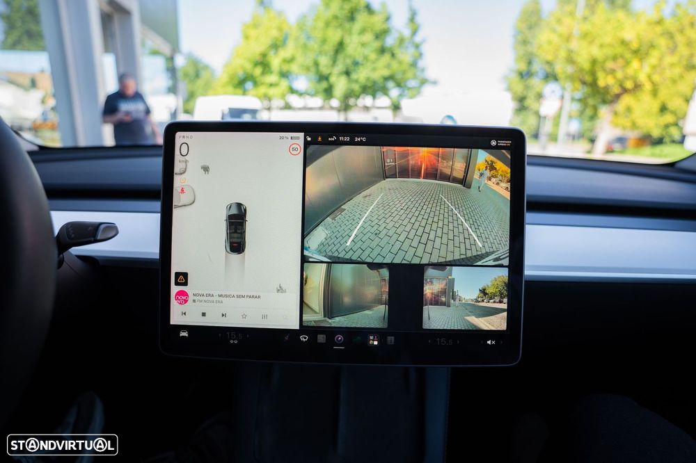 Tesla Model Y Long Range Dual Motor AWD - 13
