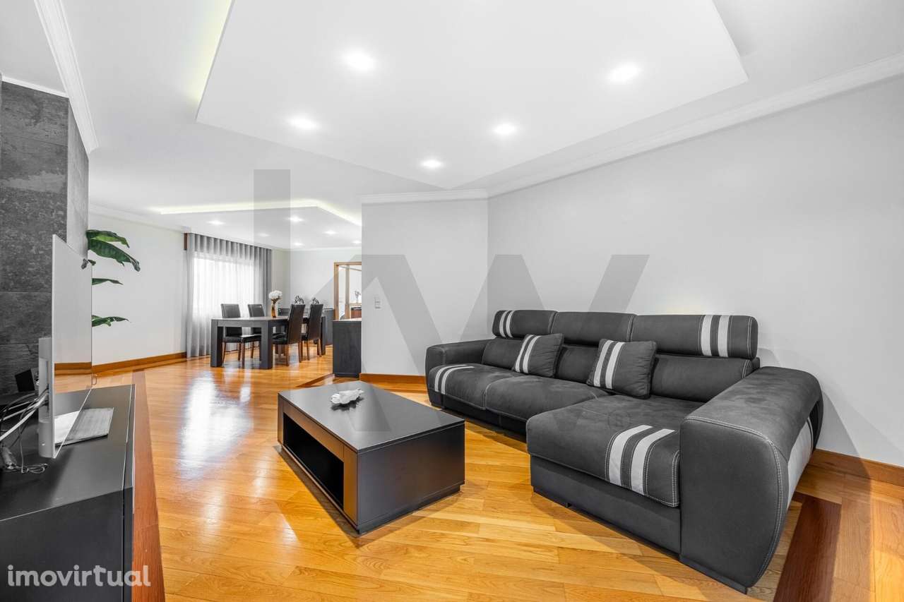 T3 com excelentes áreas e 3 lugares de garagem em Coimbrões - Grande imagem: 4/27