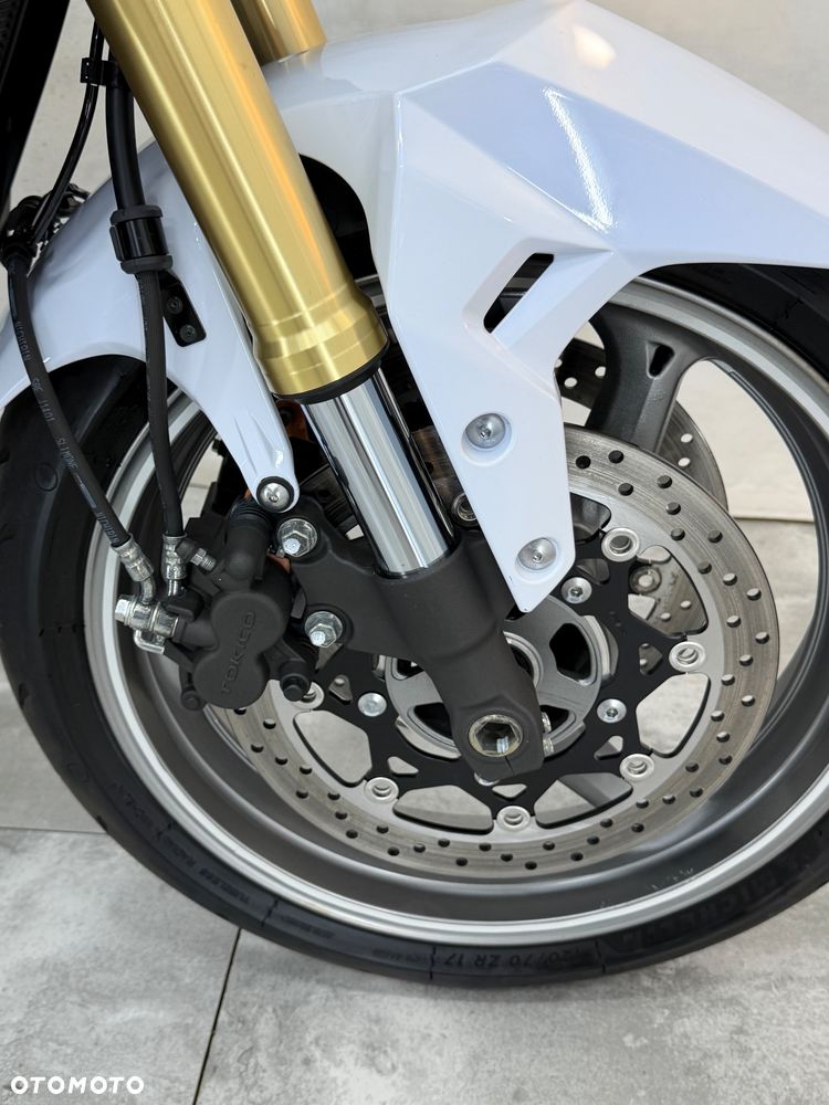 Suzuki GSR - 24