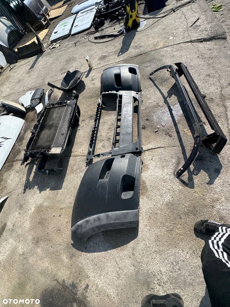 Fiat ducato 3 wysoki maxi biały 2. itd  Drzwi tył prawe lewe tylnie -500zl sztuka  drzwi przednie prawe lewe -500 zł kompletne sztuka  Lusterko prawe lewe 200 zł sztuka  Błotnik przedni prawy lewy -250 sztuka  Podszybie 150zl  Zbiorniczek spryskiwaczy 150 sztuka  Obudowa filtra powietrza filtr -200zl  Zbiorniczek płynu chłodzącego  -100 Maska  -250  Pas przedni z choodnicami -900zl  Serwo -100 Zderzak przód przedni  450 zł  Nadkole 100zł  Belka przod przednia -250 - 3