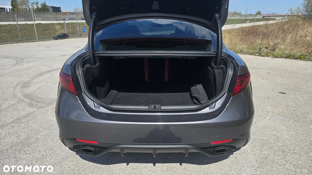 Alfa Romeo Giulia 2.0 Turbo 16V AT8 Veloce Ti - 15