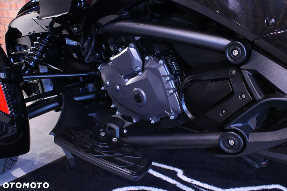 Can-Am Spyder - 25