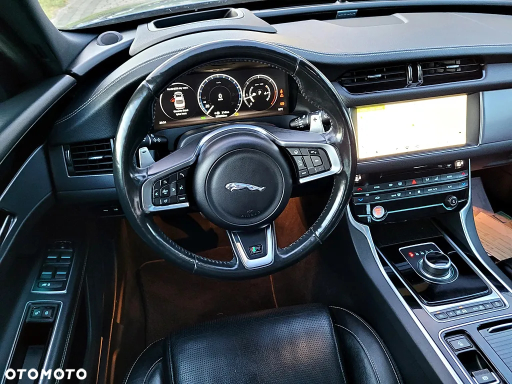 Jaguar XF 2.0 i4D R-Sport - 8