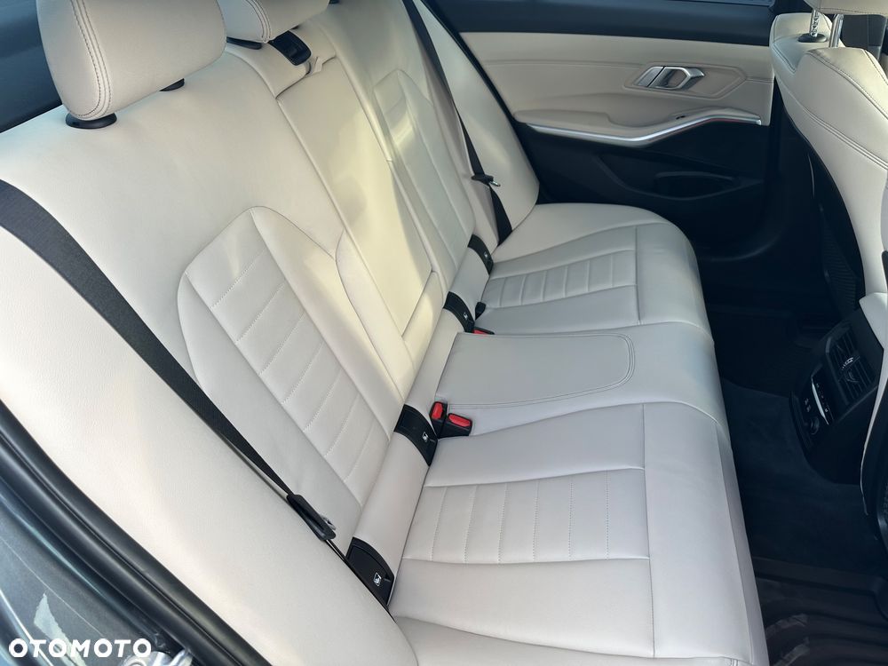 BMW Seria 3 320d M Sport - 10