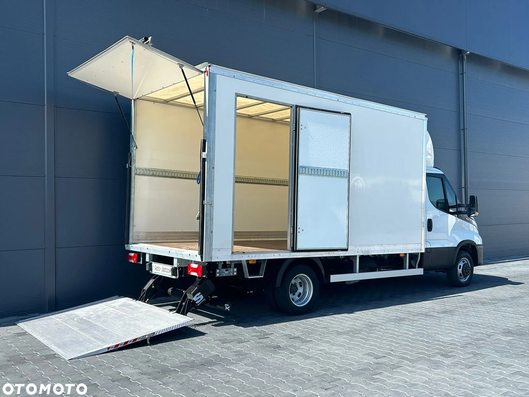 Iveco Daily 35C16 3.0 HPI Kontener 8 palet + winda 750kg + drzwi boczne **Niski przebieg**Na drążku**Wzmocniony**Climatronic**Sprowadzony**2022R** - 5