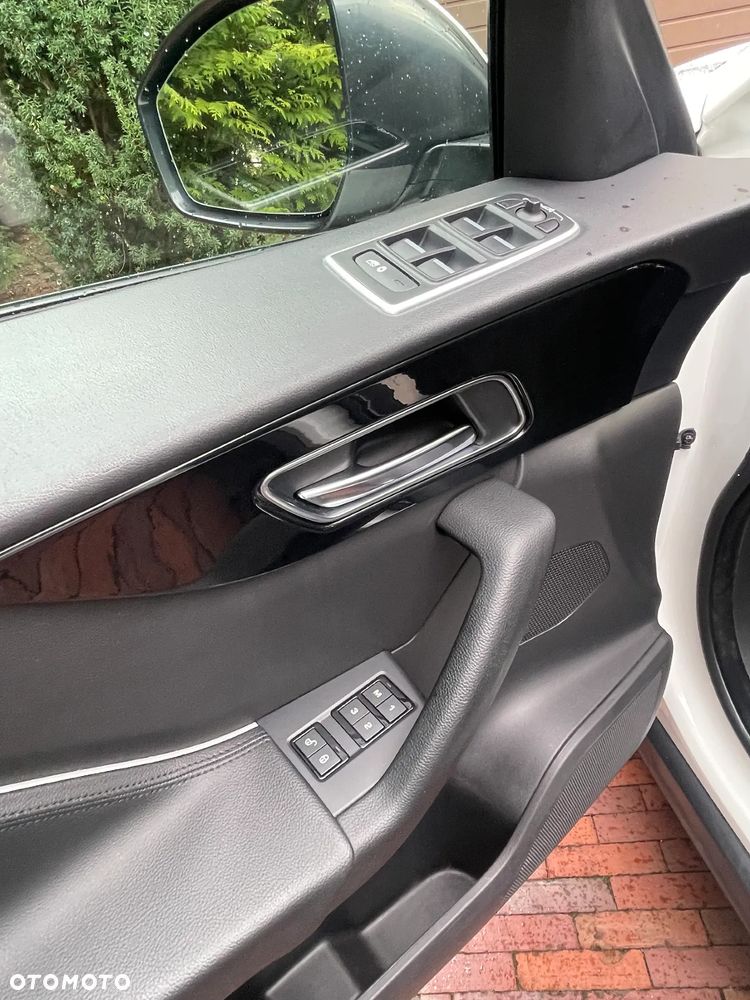 Jaguar F-Pace 30t AWD Portfolio - 15