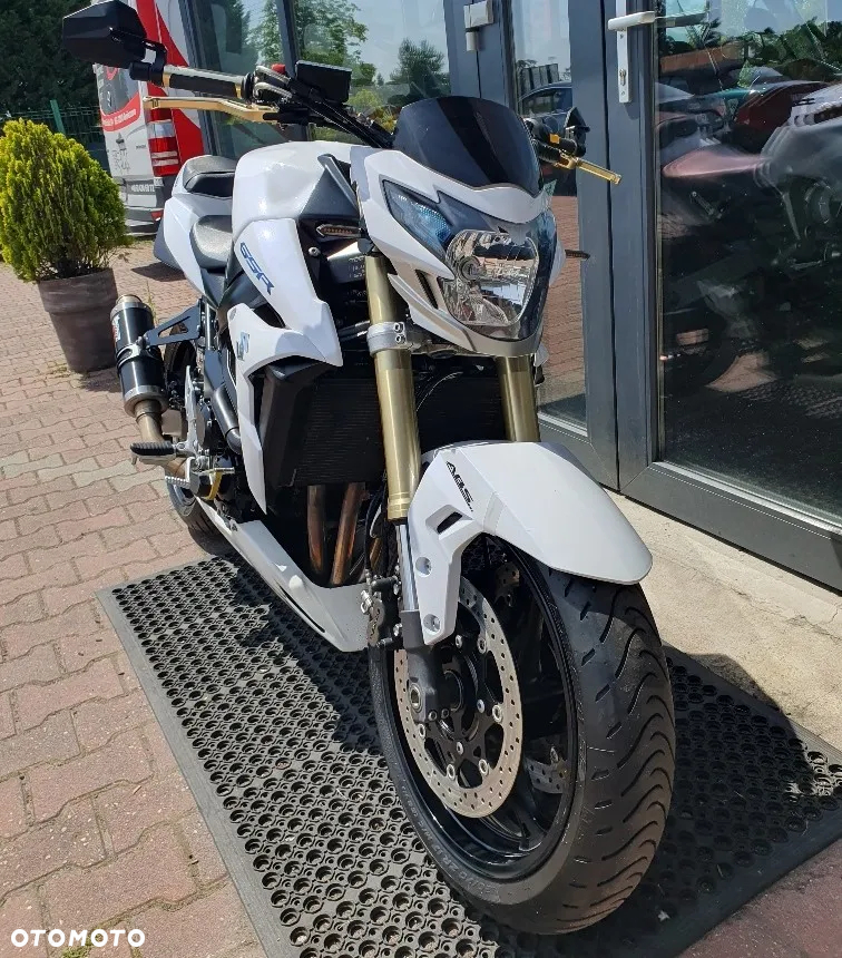 Suzuki GSR - 16