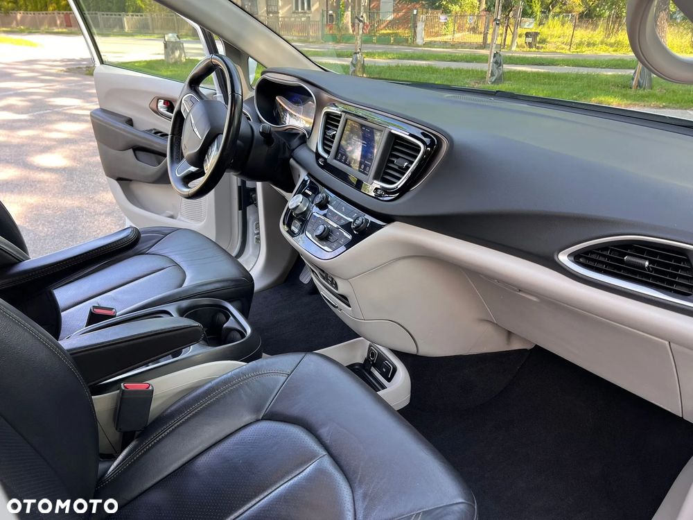 Chrysler Pacifica - 10