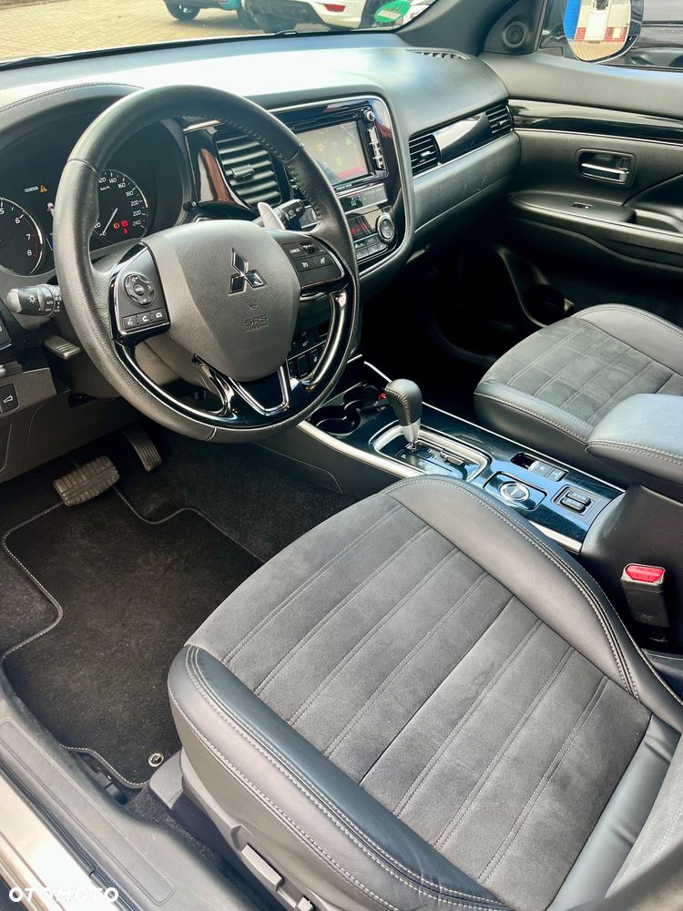 Mitsubishi Outlander - 12