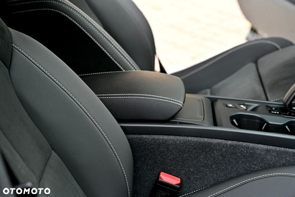 Volvo XC 40 B3 B DKG Ultra Black Edition - 24