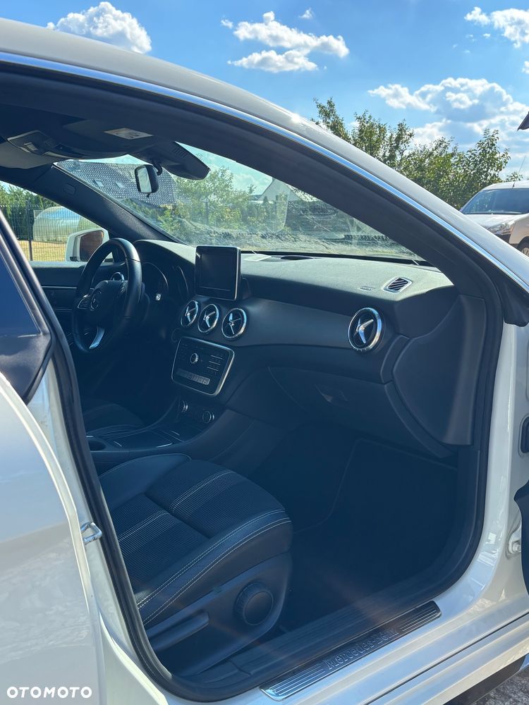 Mercedes-Benz CLA 180 7G-DCT - 17