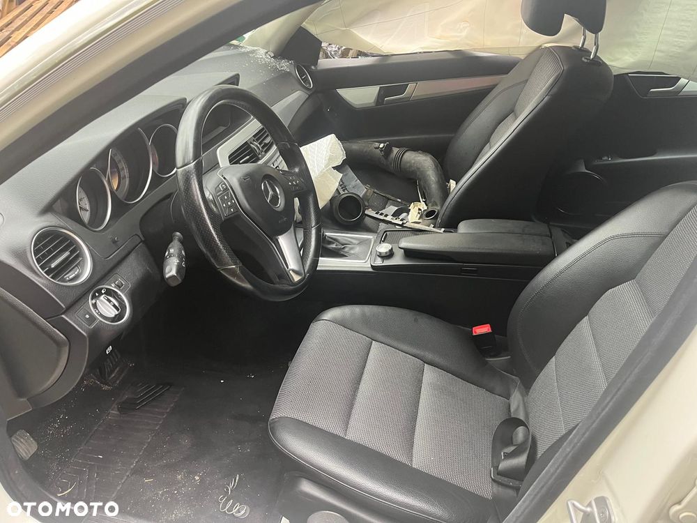 Mercedes-Benz Klasa C 180 T CGI BlueEFFICIENCY - 13
