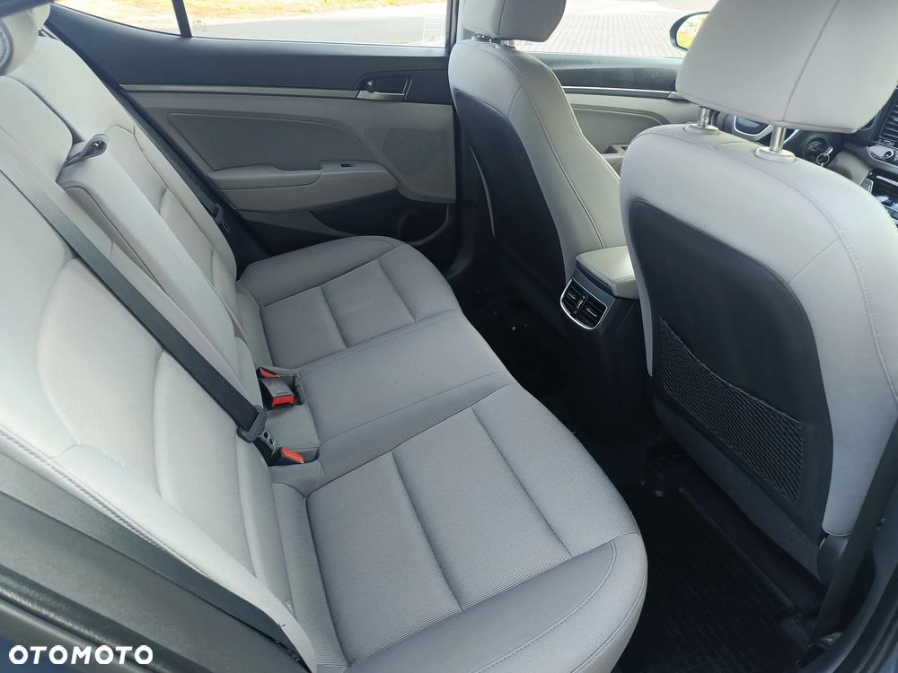 Hyundai Elantra - 23