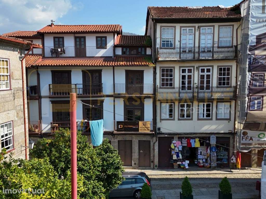 Prédio p/ Restauro no Coração de Guimarães - Grande imagem: 4/13