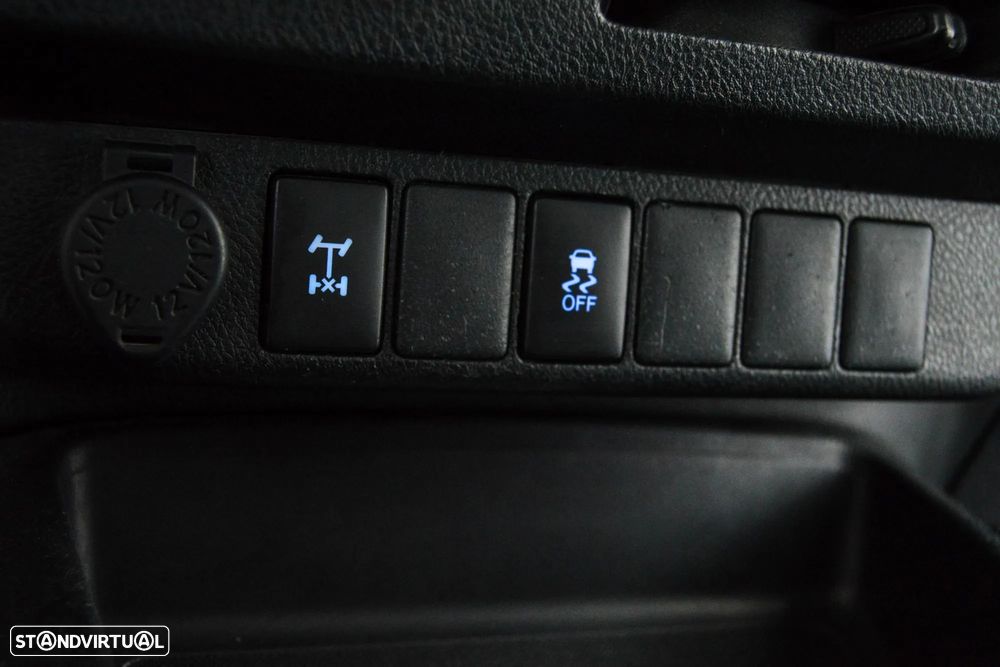 Toyota Hilux 2.4 D-4D 4X4 Cabine Simples 2L - 37