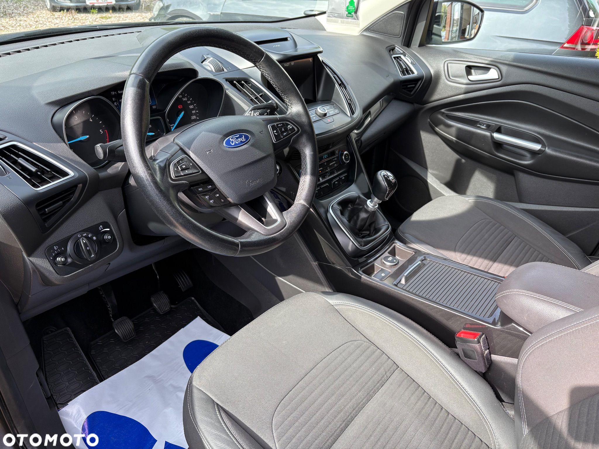 Ford Kuga 2.0 TDCi 2x4 Titanium - 12