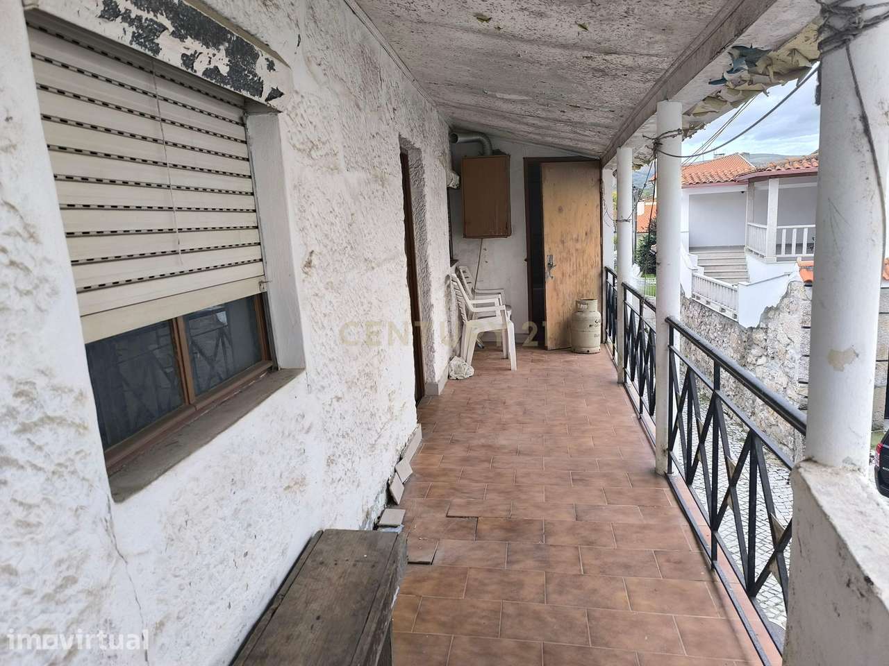 Casa de 2 pisos com varanda - Grande imagem: 2/13