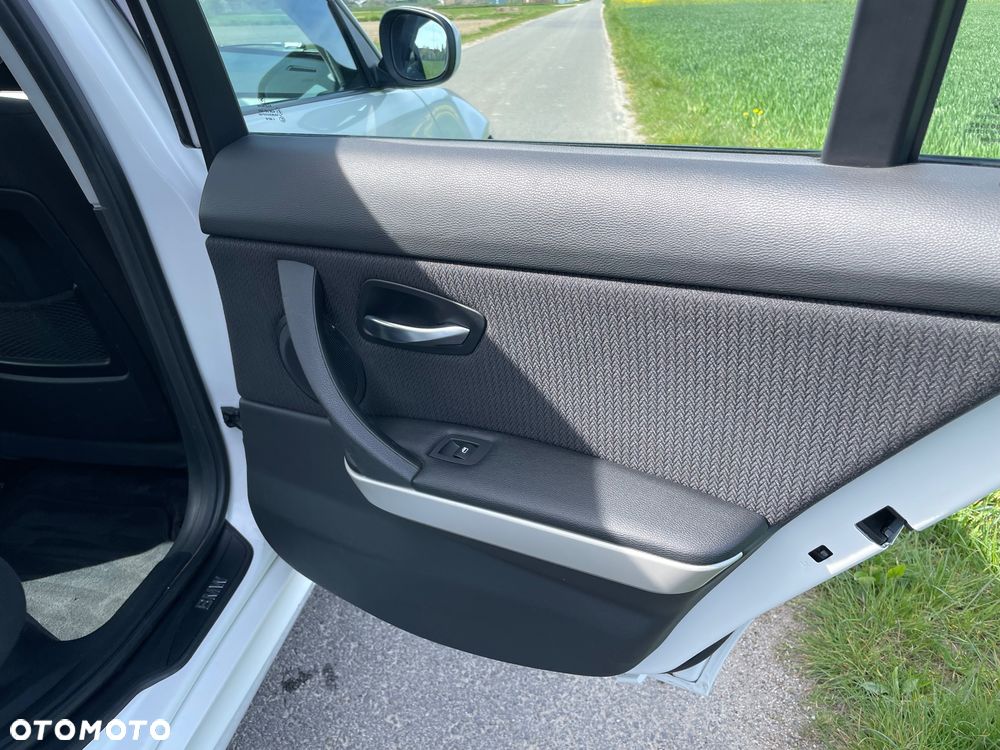 BMW Seria 3 320d xDrive DPF - 18