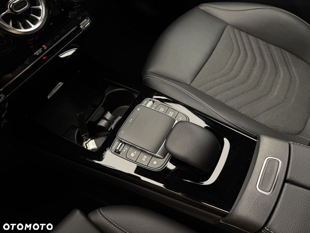 Mercedes-Benz CLA 180 7G-DCT - 27