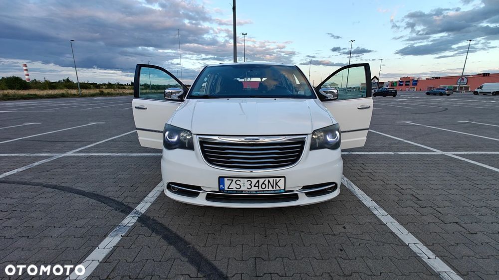 Chrysler Town & Country - 27