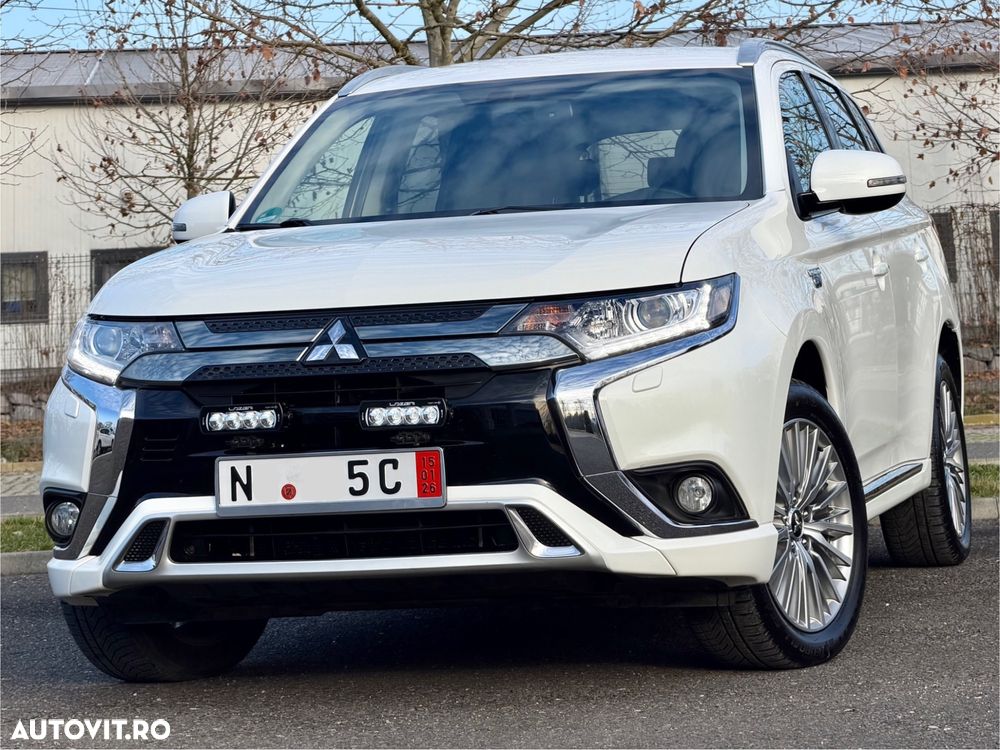 Mitsubishi Outlander 2.4 4WD Plug-In Hybrid - 1