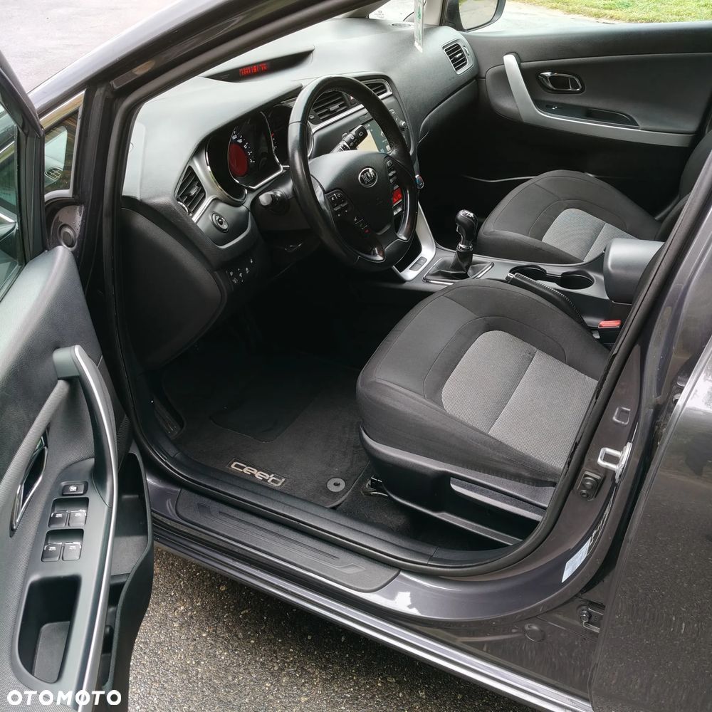 Kia Ceed 1.6 GDI Dream Team Edition - 23