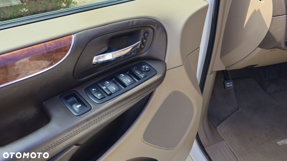 Chrysler Town & Country 3.6 Limited - 19