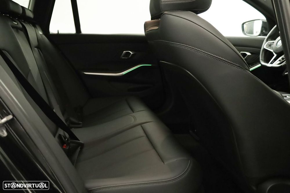 BMW 330 e Edição Desportiva M Auto - 22